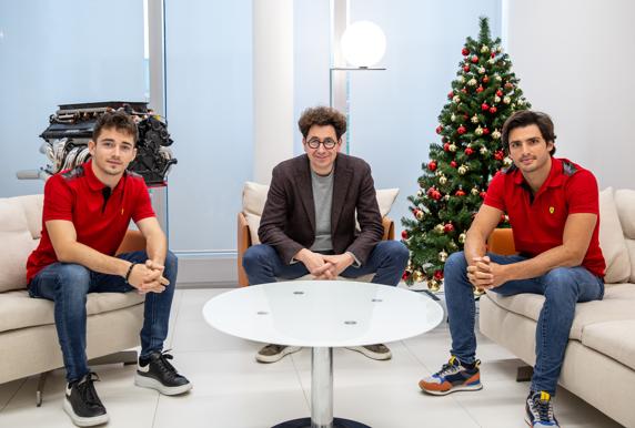 Mattia Binotto (c), junto a Sainz (d) en su primer día vestido de rojo Ferrari en Maranello y Charles Leclerc (i)