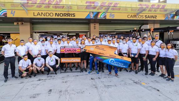 Carlos Sainz dejó atrás una gran familia en McLaren y ahora trabajará para ganarse el corazón de Maranello a base de esfuerzo y trabajo duro