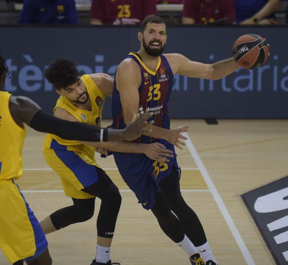 Falta de Elijah Bryant sobre Mirotic. FOTO: MANEL MONTILLA