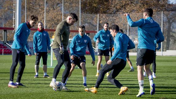 Un rondo en el entrenamiento de esta mañana en Lezama.