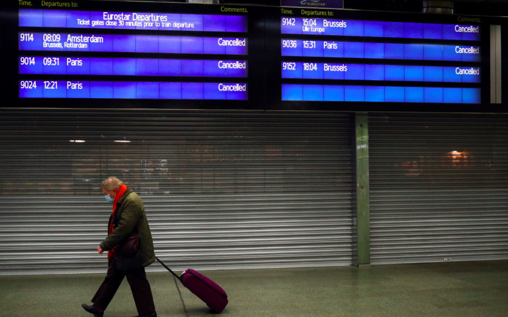 Nueva cepa del coronavirus alimenta el pánico y el mundo cierra sus fronteras a Reino Unido