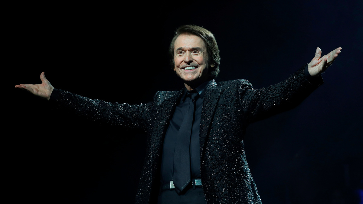 Estalla la controversia por concierto de Raphael celebrado en plena pandemia