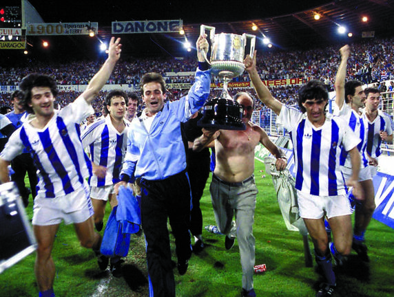 José Mari Bakero, Iñaki Anza y Agustín Gajate celebran el título de Copa en La Romareda, en 1987