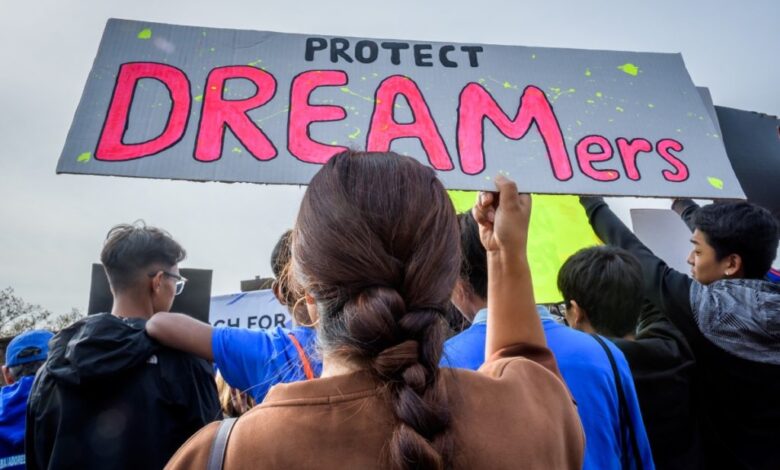 9 estados de EU instan a juez a invalidar programa que protege de la deportación a los “dreamers”