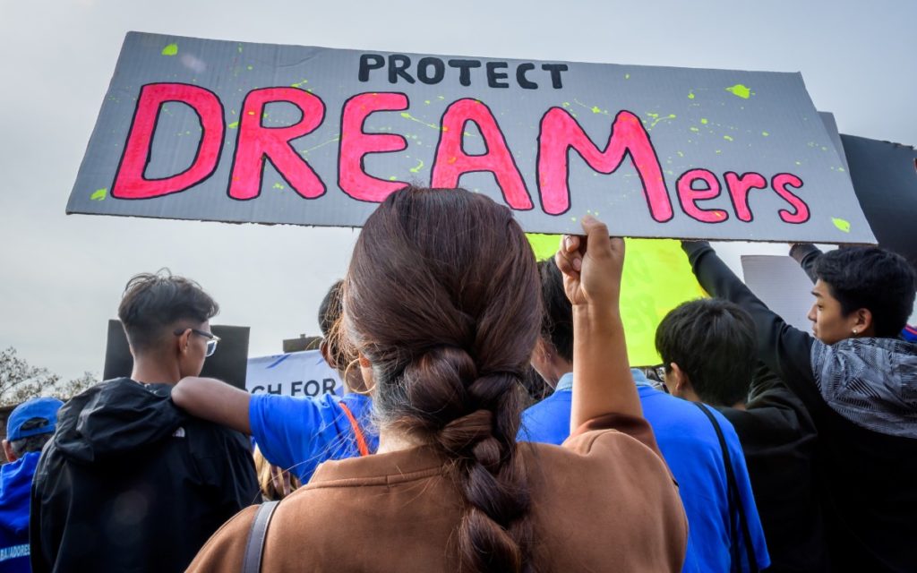 9 estados de EU instan a juez a invalidar programa que protege de la deportación a los “dreamers”