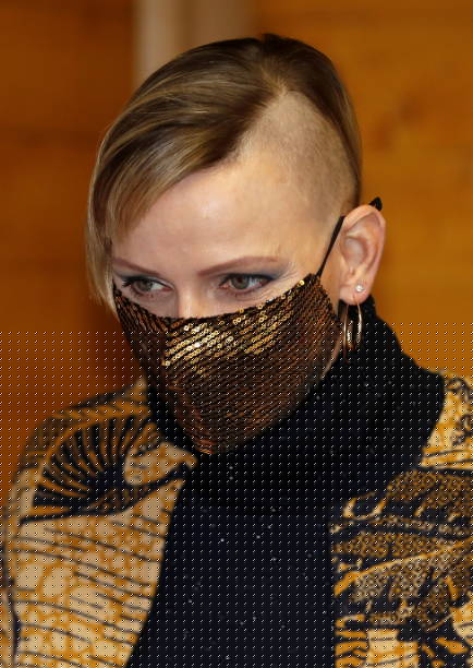 Corte punk La princesa Charlene de Mónaco sorprendía estos días por un corte algo radical. Si te atreves y quieres empezar el año con otra imagen, aquí tienes un claro ejemplo. Eduardo Sánchez, director de Maison Eduardo Sánchez, remarca que se trata de un corte con un indiscutible estilo punk. El cabello se ha rapado, siguiendo unas líneas muy gráficas, desde el lateral, y en toda la nuca, pero se intuye que el rapado continúa hacia el otro lateral, para ayudar potenciar la caída natural del cabello. En el otro lado de la cabeza, se ha realizado un corte bob, a la altura del hueso de la mejilla, y con un flequillo corto, ladeado y muy desfilado para acentuar ese aire punk.