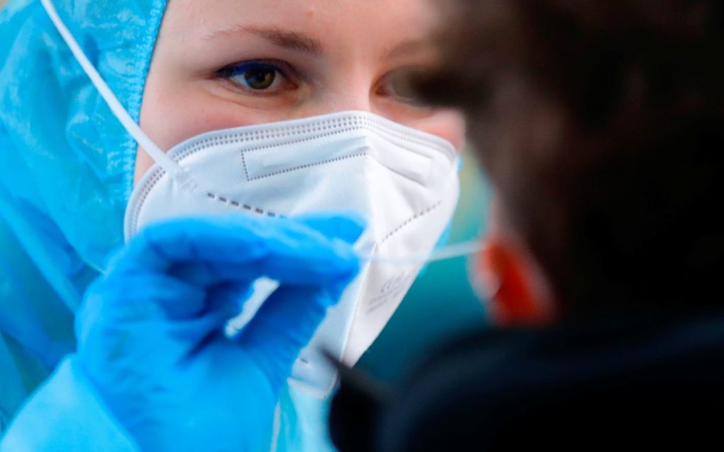 Reino Unido y farmacéutica Roche afirman que pruebas de Covid-19 pueden detectar variantes del virus