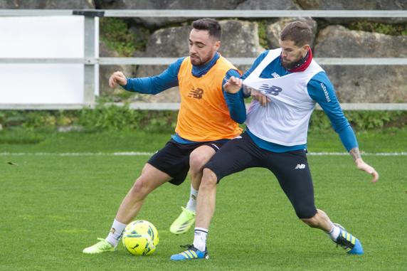 Unai López protege el balón ante Iñigo Martínez esta mañana en Lezama.
