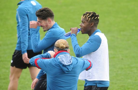 Nico Williams, entre Vencedor y Muniain.