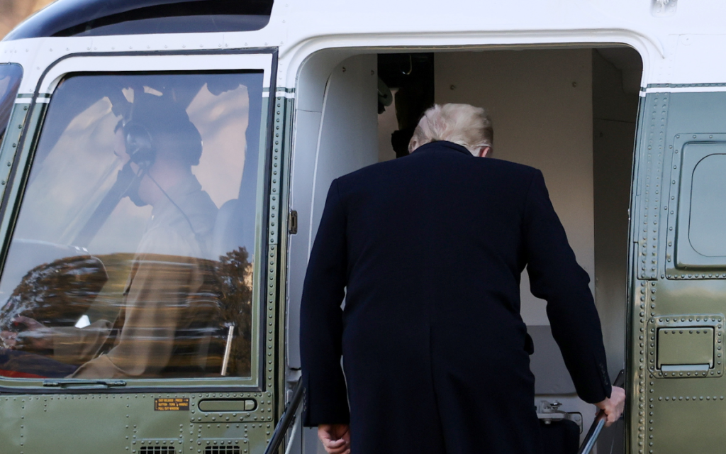 Trump cede y firma plan de ayuda económica contra coronavirus