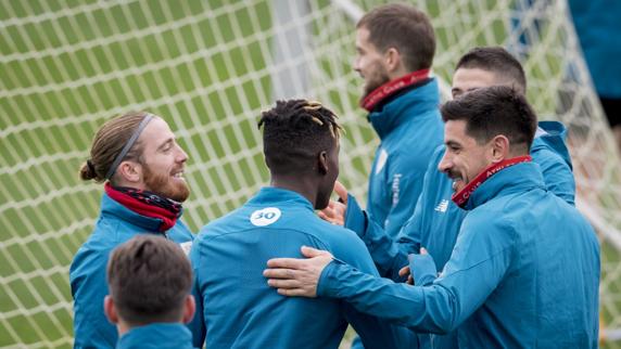 Los jugadores del Athletic bromean con Nico Williams