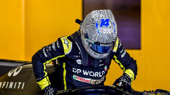 Fernando Alonso en la primera de sus dos jornadas de test en el circuito de Sakhir a mandos del Renault RS18.