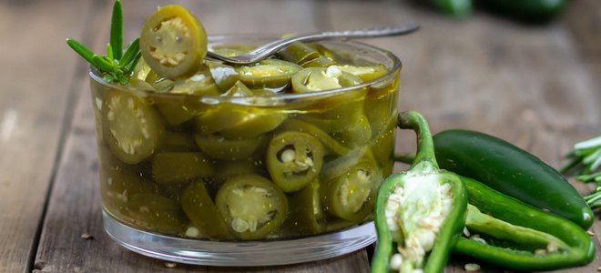 corte los jalapeños en escabeche en un frasco de vidrio