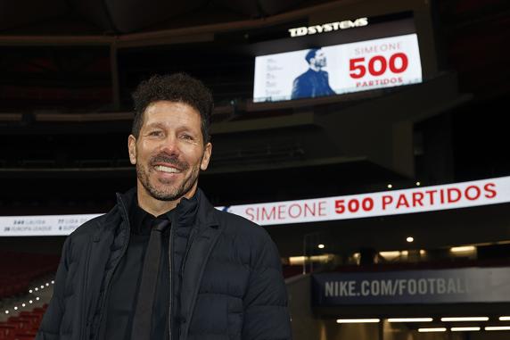 Diego Pablo Simeone, entrenador del Atlético de Madrid, recibió un homenaje por sus 500 partidos.