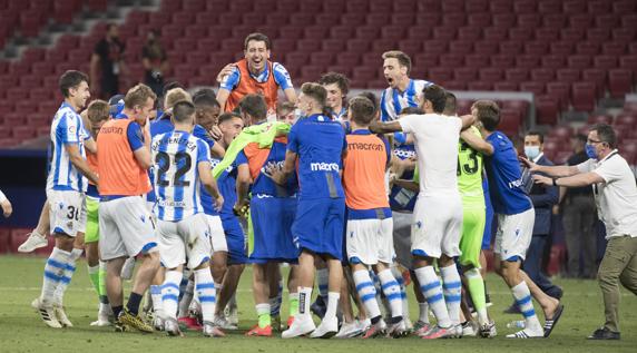 La Real celebra sobre el césped del Metropolitano el pase a la Europa League