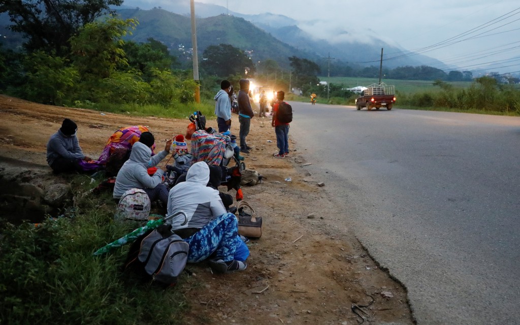 Amenazas de muerte y violencia de las pandillas obligan a más familias a huir de Centroamérica