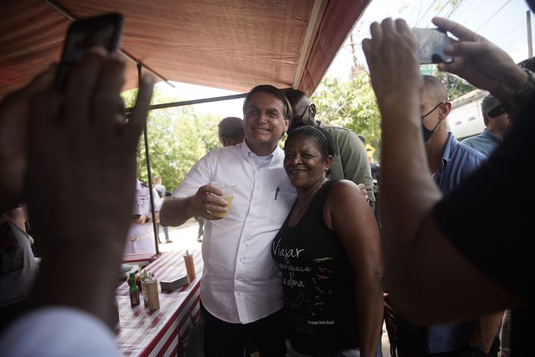 El presidente Bolsonaro posa con una simpatizante tras votar este domingo en Río de Janeiro.