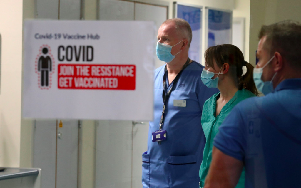 Busca EU asegurar el suministro mientras Reino Unido aplica ya las primeras vacunas