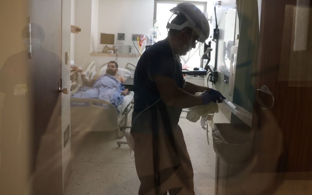 Casi 100 mil hospitalizados en un día por Covid-19 en EU, un nuevo récord