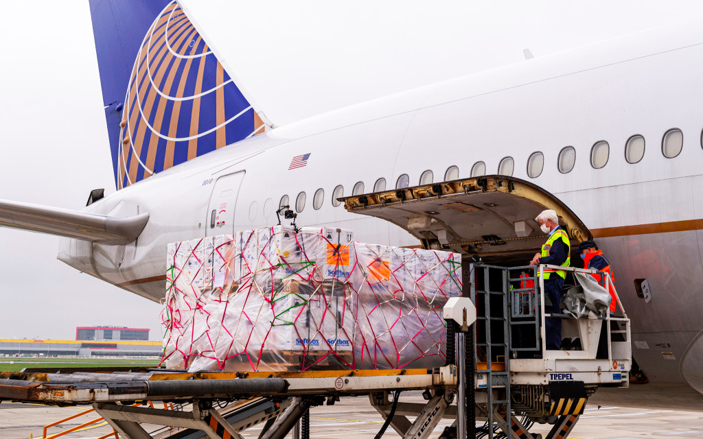 Ciudadanos de EU recibirán primeras vacunas anti-Covid a partir del lunes