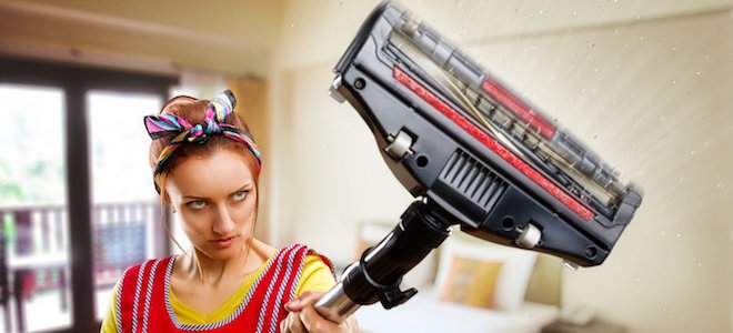 mujer sosteniendo un accesorio de vacío en el aire