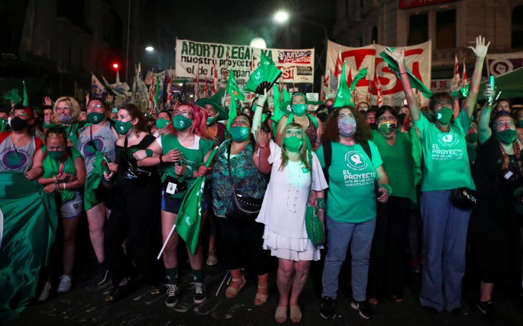 Con 38 votos a favor y 29 en contra, Senado argentino legaliza el aborto | Videos