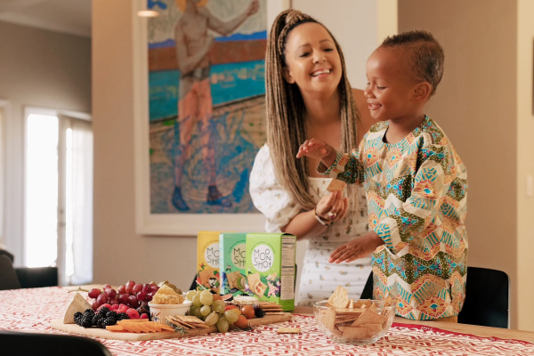 Con otros $ 2.5 millones en fondos, Planet FWD de Julia Collins lanza una marca de bocadillos amigables con el clima