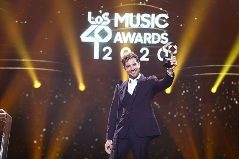 David Bisbal recogiendo uno de sus dos premios.