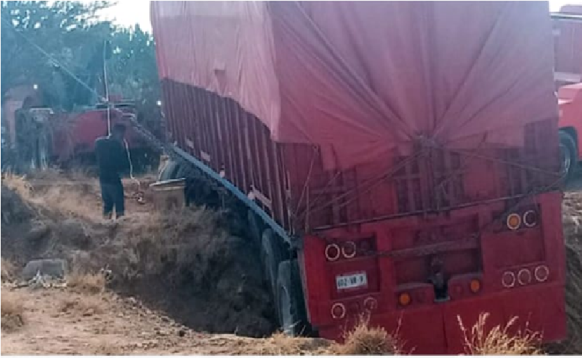 Decomisan tráiler cargado con “huachicol”  robado, se atascó en un camino de Loma Linda, San Juan del Río