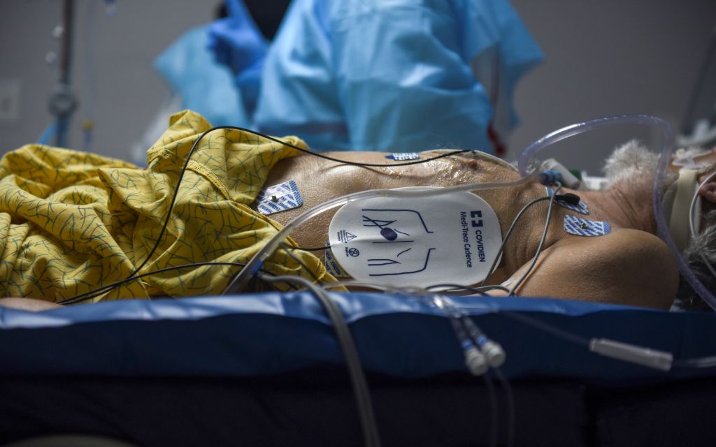 EU supera las 300 mil muertes por coronavirus el mismo día que comienza la vacunación