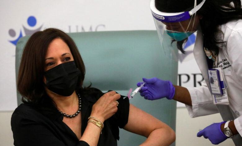 Kamala Harris y su esposo, Doug Emhoff, reciben la vacuna anti-Covid de Moderna | Video