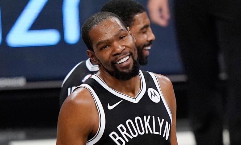 Kevin Durant sonríe en su debut con los Brooklyn Nets en pretemporada