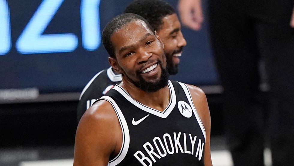 Kevin Durant sonríe en su debut con los Brooklyn Nets en pretemporada