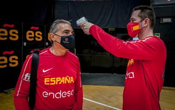 Sergio Scariolo, sometiéndose a las medidas de seguridad en la 'burbuja' de Valencia