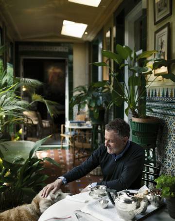 Una utopía a la andaluza: Pascua Ortega posa en su galería alicatada, que hace las veces de invernadero, y que da a un patio interior de estilo decimonónico.rn 