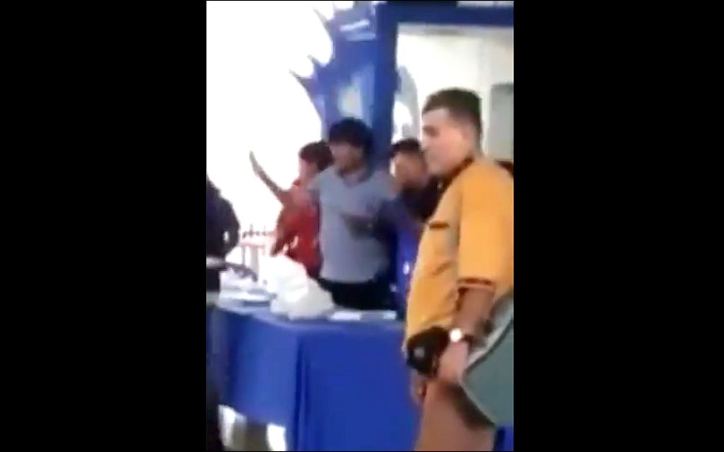 Lanzan silla contra Evo Morales en encuentro con miembros de su partido | Video