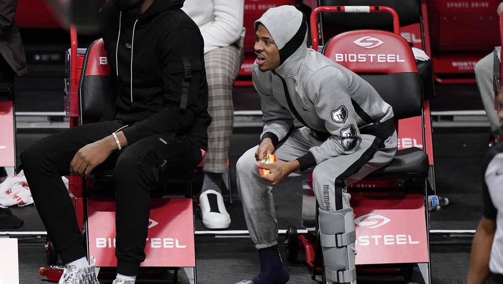 Ja Morant, con una bota de protección después de la lesión en el Grizzlies-Nets.