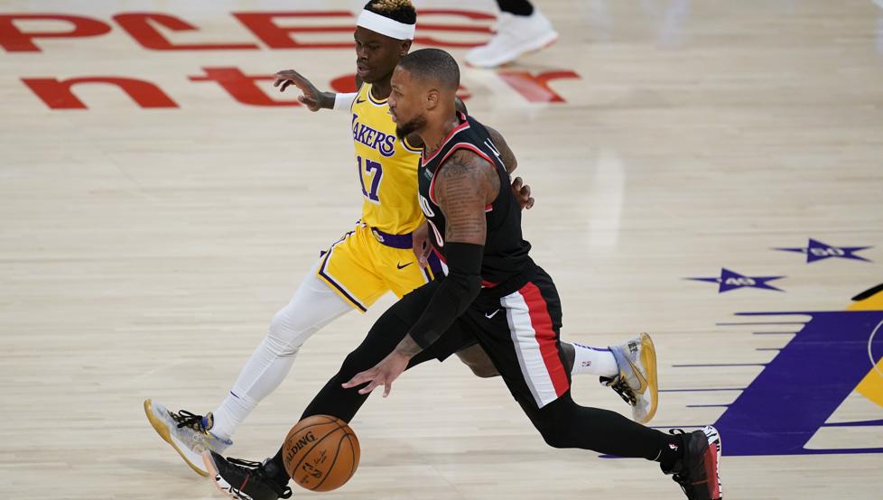 Damian Lillard ataca con los Blazers ante la defensa de Schroder en el Staples Center de Los Ángeles
