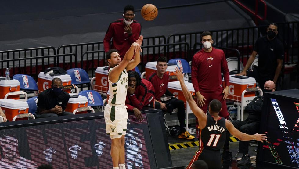 Bryn Forbes lanza un triple ante la mirada del banquillo de los Miami Heat. Los Milwaukee Bucks anotaron 29 triples, récord absoluto de la temporada regular NBA.