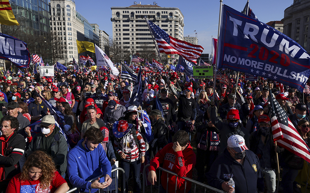 Miles de seguidores de Trump se manifiestan en Washington contra resultado electoral