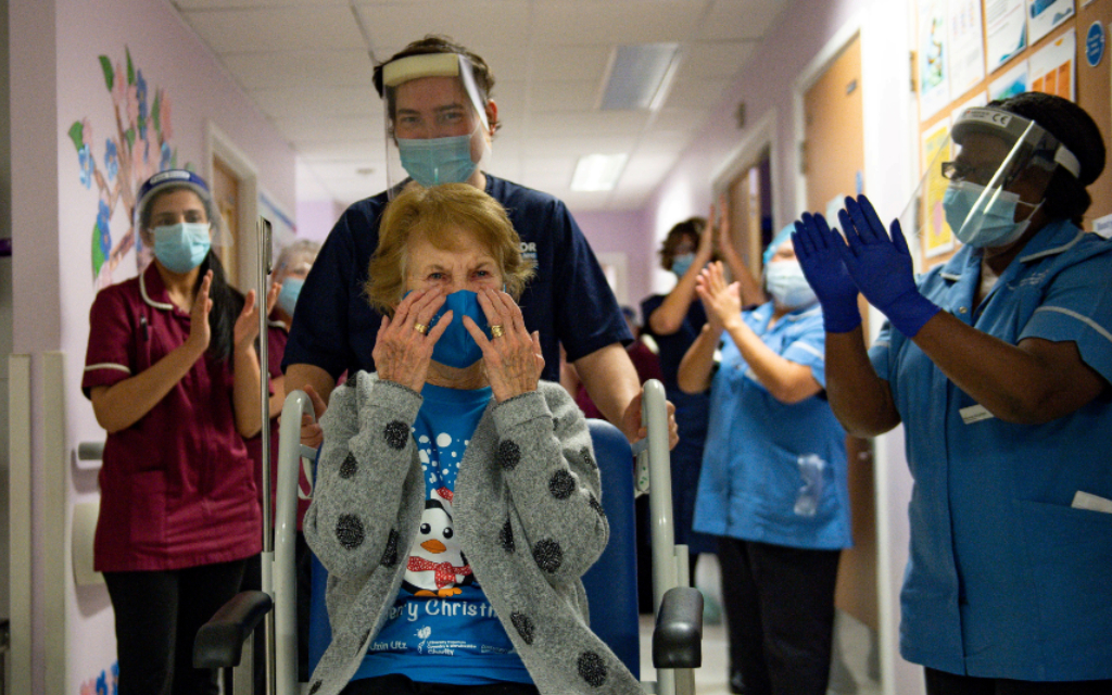 Mujer de 90 años que recibió primero la vacuna de Pfizer dice que se siente estupendamente