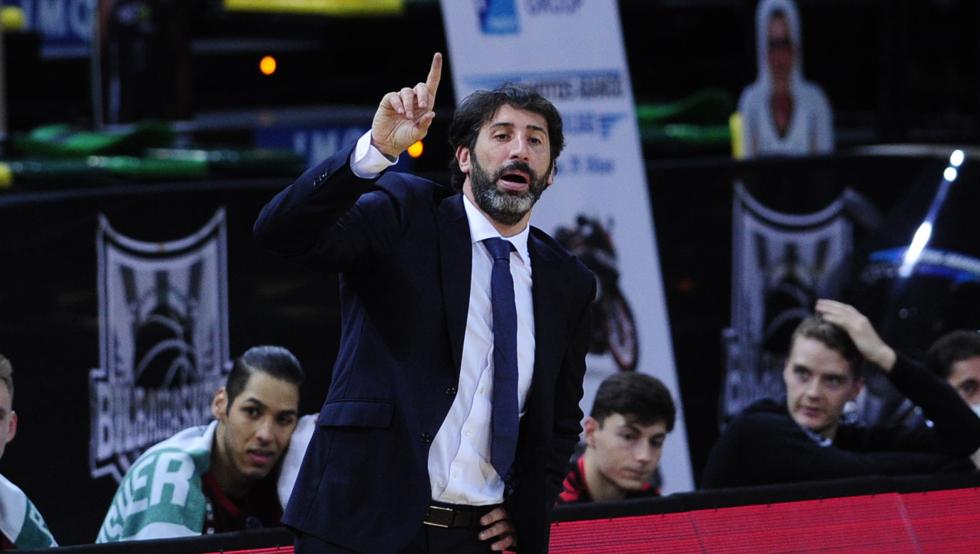 Mumbrú se dirige a sus jugadores durante el encuentro con el Fortitudo