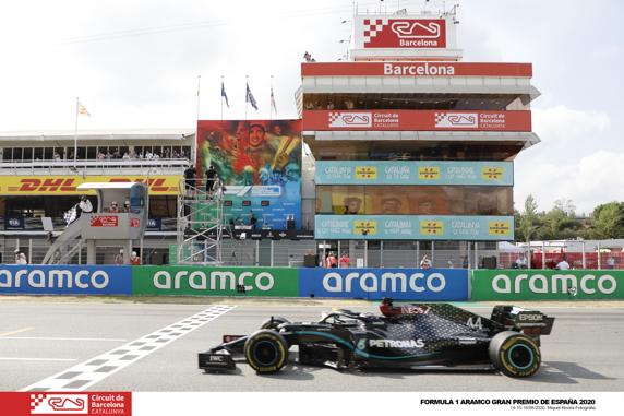 Josep Lluís Santamaría, con la bandera a cuadros en el GP de España de F1 de 2020