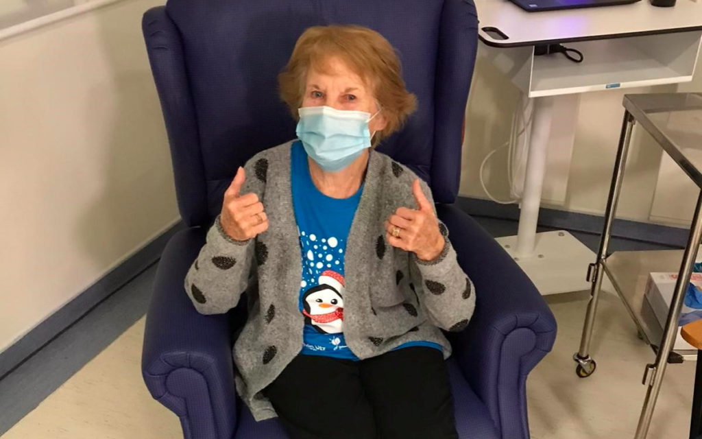 Primera persona en recibir la vacuna anti-Covid en Reino Unido recibe su segunda dosis