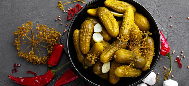 encurtidos con mostaza y otras guarniciones en un bol