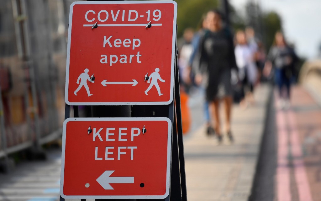 Reino Unido rebaja de 14 a 10 los días de confinamiento para los contactos de positivos a Covid-19