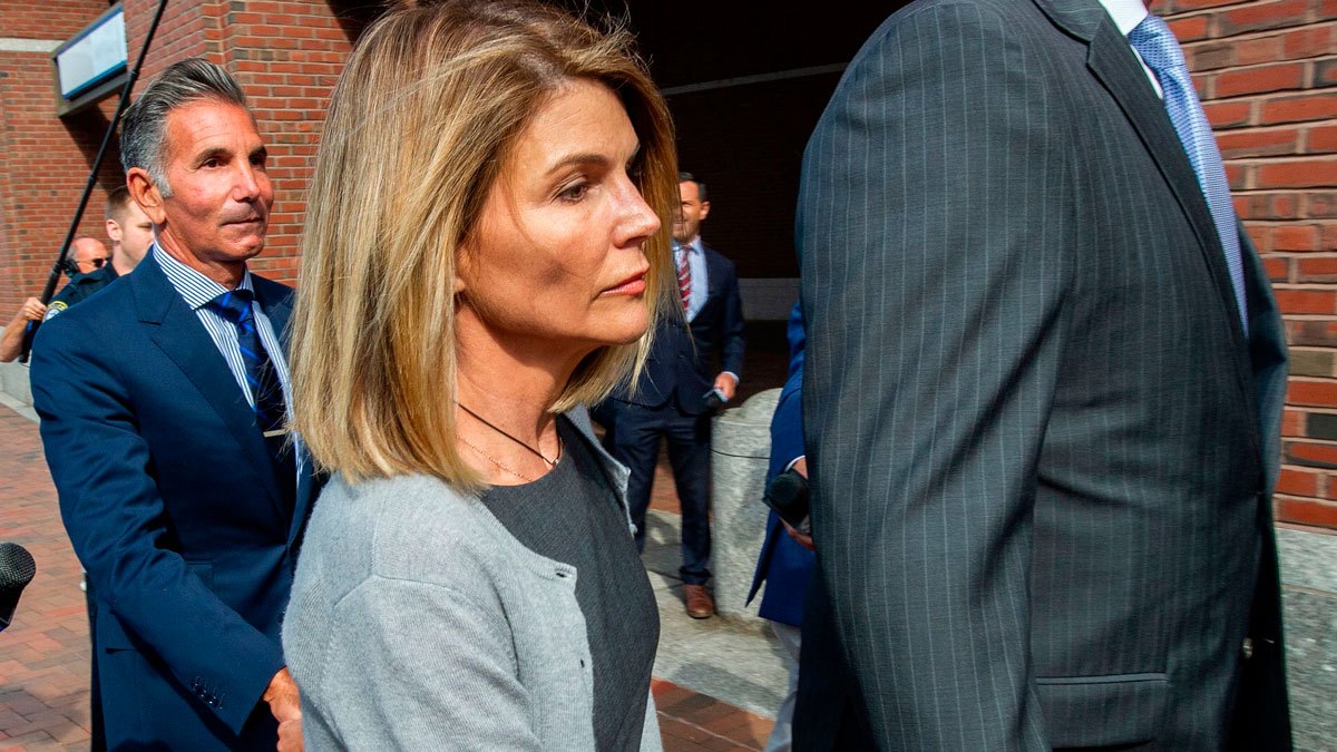 Sale de prisión la actriz Lori Loughlin tras cumplir condena por escándalo en admisiones universitarias