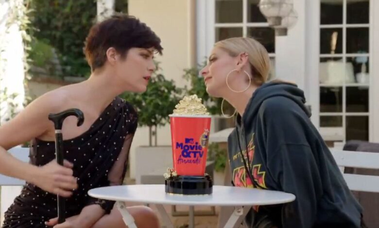 Sarah Michelle Gellar y Selma Blair recrean un beso de intenciones crueles para 2020