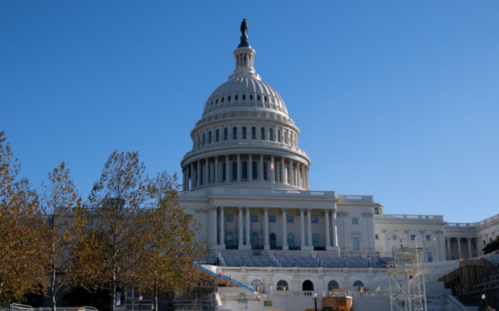 Senado de EU aprueba ley que evita paralización del Gobierno; trabaja en paquete fiscal