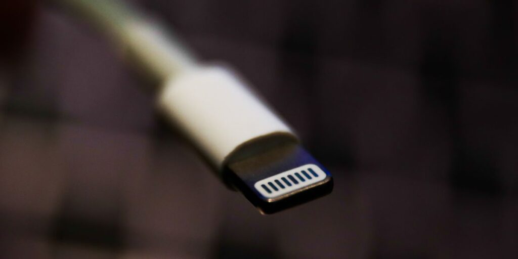 Sí, puede usar el mismo adaptador de corriente para su iPhone y iPad